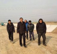 元旦期間，公司黨總支書記、總經(jīng)理李令安同志來到陽谷縣引黃灌區(qū)農(nóng)業(yè)節(jié)水工程和位山灌區(qū)續(xù)建配套節(jié)水改造工程施工一線，看望并慰問元旦期間日以繼夜地堅守在工地的施工人員，