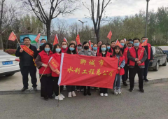 按照市文明辦要求，4月1日聊城市水利工程總公司組織志愿服務(wù)隊在指定路域，繼續(xù)開展文明行為勸導(dǎo)、清理衛(wèi)生垃圾等志愿服務(wù)活動。 活動中，志愿者們在幫包路口對違反交通規(guī)則等