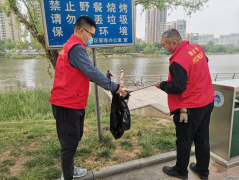 為慶祝 五一國際勞動節(jié)，4月29日下午，聊城市水利工程總公司組織廣大干部職工開展系列主題活動。 活動第一階段開展了義務(wù)勞動，志愿者們在巨龍廣場集合，沿濱河大道開展衛(wèi)生清